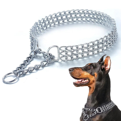 Collier en metal pour chien sur un doberman