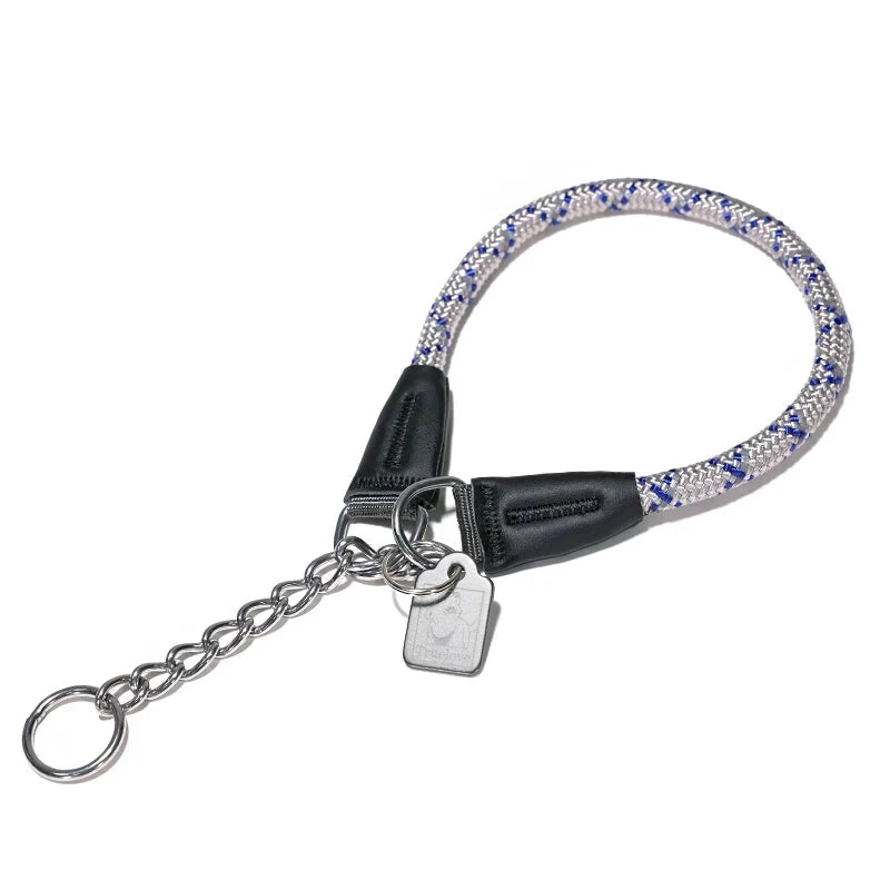 collier étrangleur chien de couleur blanc. Le collier est en nylon résistant avec une chaine qui réunis les deux bouts en métal. Image produit de Boutiquechien