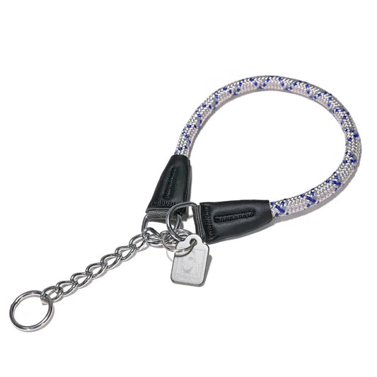 collier étrangleur chien de couleur blanc. Le collier est en nylon résistant avec une chaine qui réunis les deux bouts en métal. Image produit de Boutiquechien