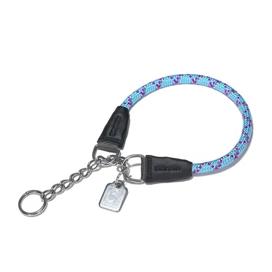 collier étrangleur chien de couleur bleu. Le collier est en nylon résistant avec une chaine qui réunis les deux bouts en métal. Image produit de Boutiquechien