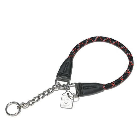 collier étrangleur chien de couleur noir. Le collier est en nylon résistant avec une chaine qui réunis les deux bouts en métal. Image produit de Boutiquechien