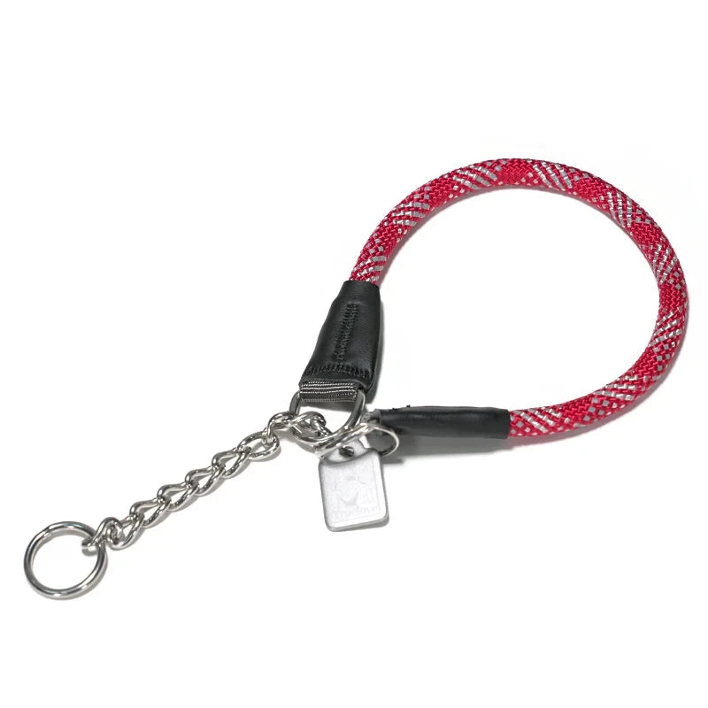 collier étrangleur chien de couleur rouge. Le collier est en nylon résistant avec une chaine qui réunis les deux bouts en métal. Image produit de Boutiquechien