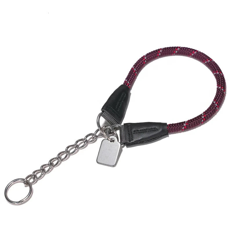 collier étrangleur chien de couleur rouge foncé. Le collier est en nylon résistant avec une chaine qui réunis les deux bouts en métal. Image produit de Boutiquechien