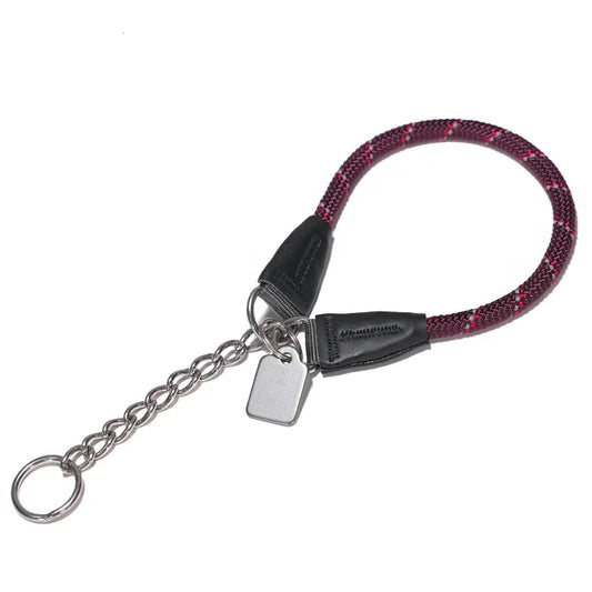 collier étrangleur chien de couleur rouge foncé. Le collier est en nylon résistant avec une chaine qui réunis les deux bouts en métal. Image produit de Boutiquechien