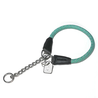 collier étrangleur chien de couleur vert. Le collier est en nylon résistant avec une chaine qui réunis les deux bouts en métal. Image produit de Boutiquechien