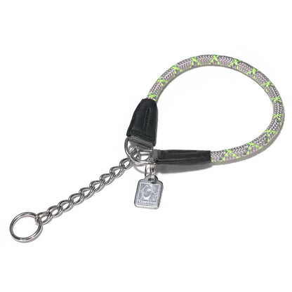 collier étrangleur chien de couleurs gris  vert. Le collier est en nylon résistant avec une chaine qui réunis les deux bouts en métal. Image produit de Boutiquechien