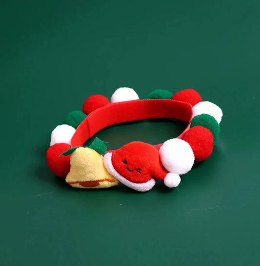 Collier noel pour chien rouge et vert dans un fond vert