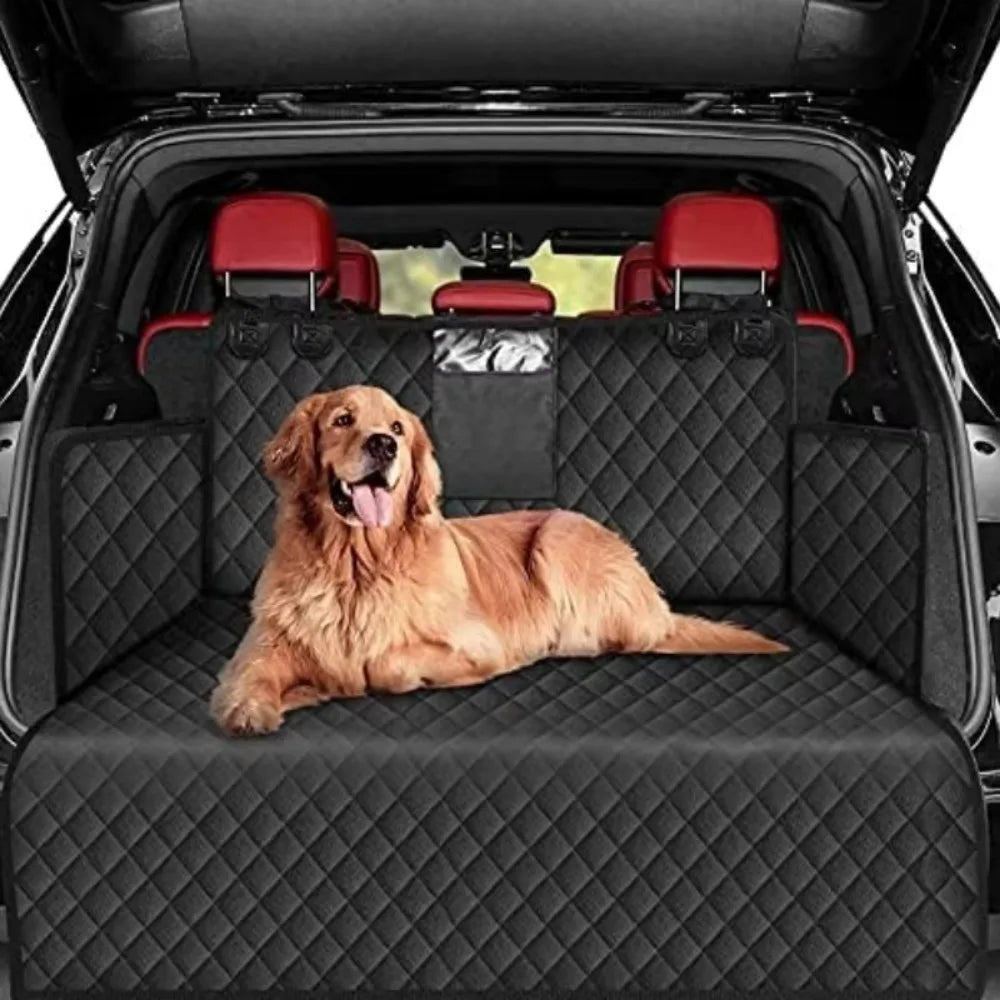Couverture de protection chien pour voiture dans un coffre dans la voiture Image