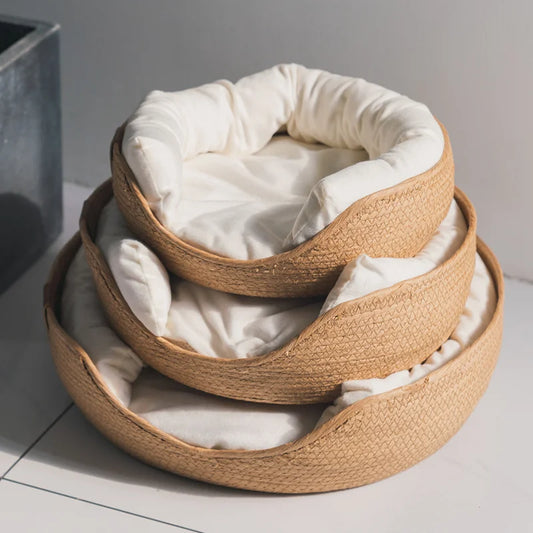 Différentes tailles de couleur beige et blanc en osier dans un salon claire. Image produit Boutiquechien 