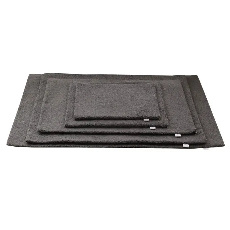 Tapis auto-chauffant multi tailles posé les uns sur les autres pour montrer la taille. Image produit Boutiquechien