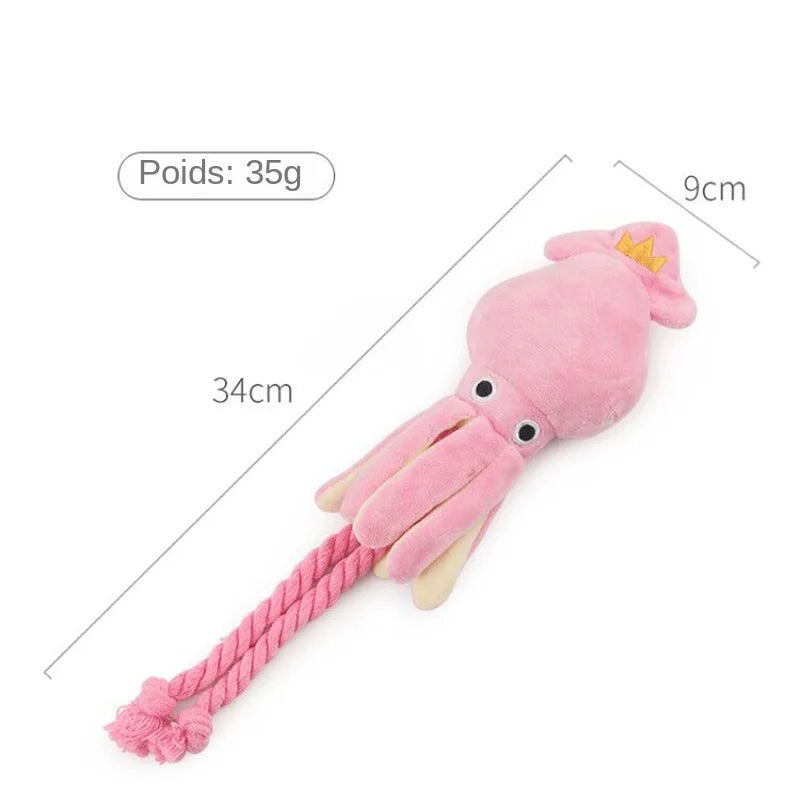 dimension de la peluche poule pour chien de 34cm par 9cm. La peluche poulpe rose pèse 35g. Image produit Boutiquechien