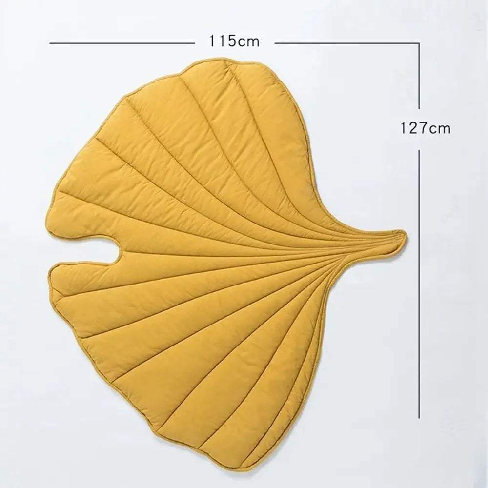 Tapis pour chien élégant et design en forme de feuille de couleur jaune. Dimension total du produit de 115cm de long sur 127 cm de large. Image produit Boutiquechien