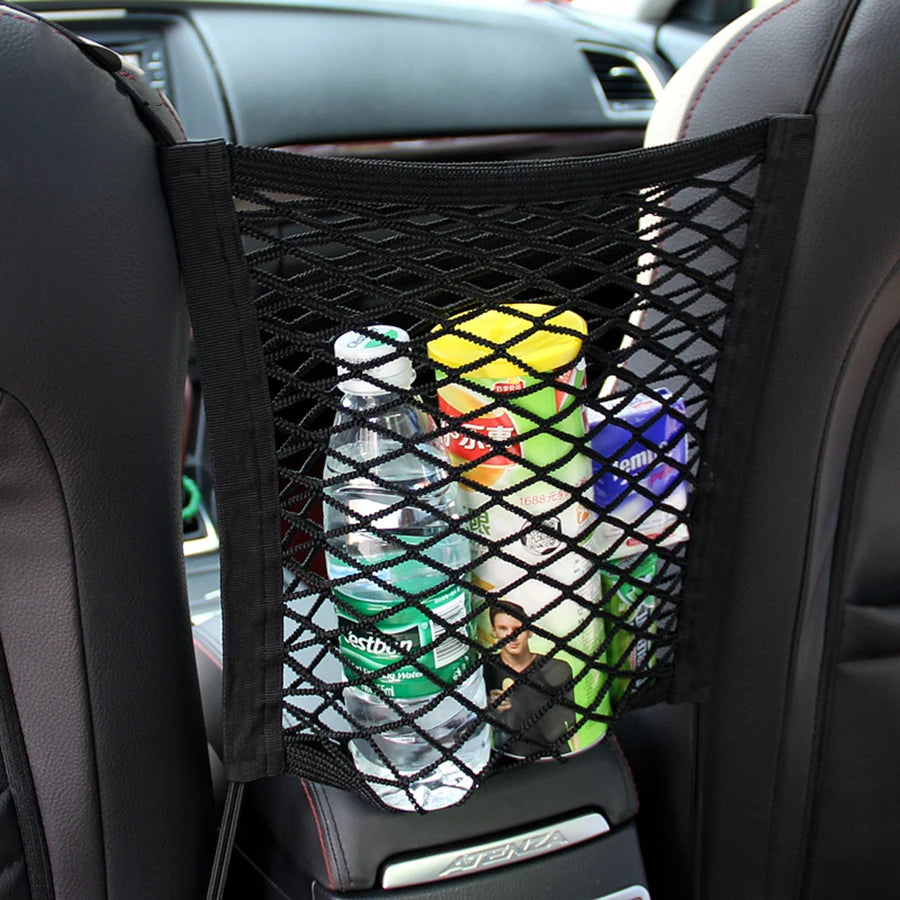 Filet de protection pour chien dans voiture tenant les produits dans le filet de protection  Image