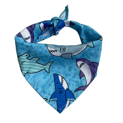 Foulard pour chien de couleur bleu avec des requins de couleurs différentes. Image produit Boutiquechien