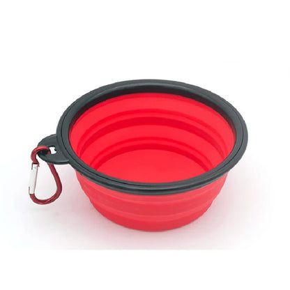 Gamelle pour chien de couleur rouge pliante transportable facilement dans un fond blanc. Image produit Boutiquechien