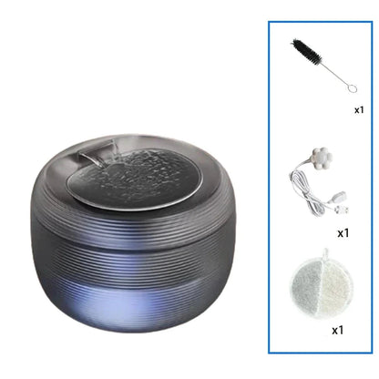 Gamelle d'eau automatique pour chien de couleur noir avec accessoires tel que la brosse de nettoyage, un sensor et un filtre. Image produit Boutiquechien