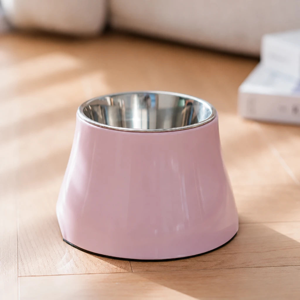 gamelle pour cocker en inox de couleur rose dan un salon de couleur clair 