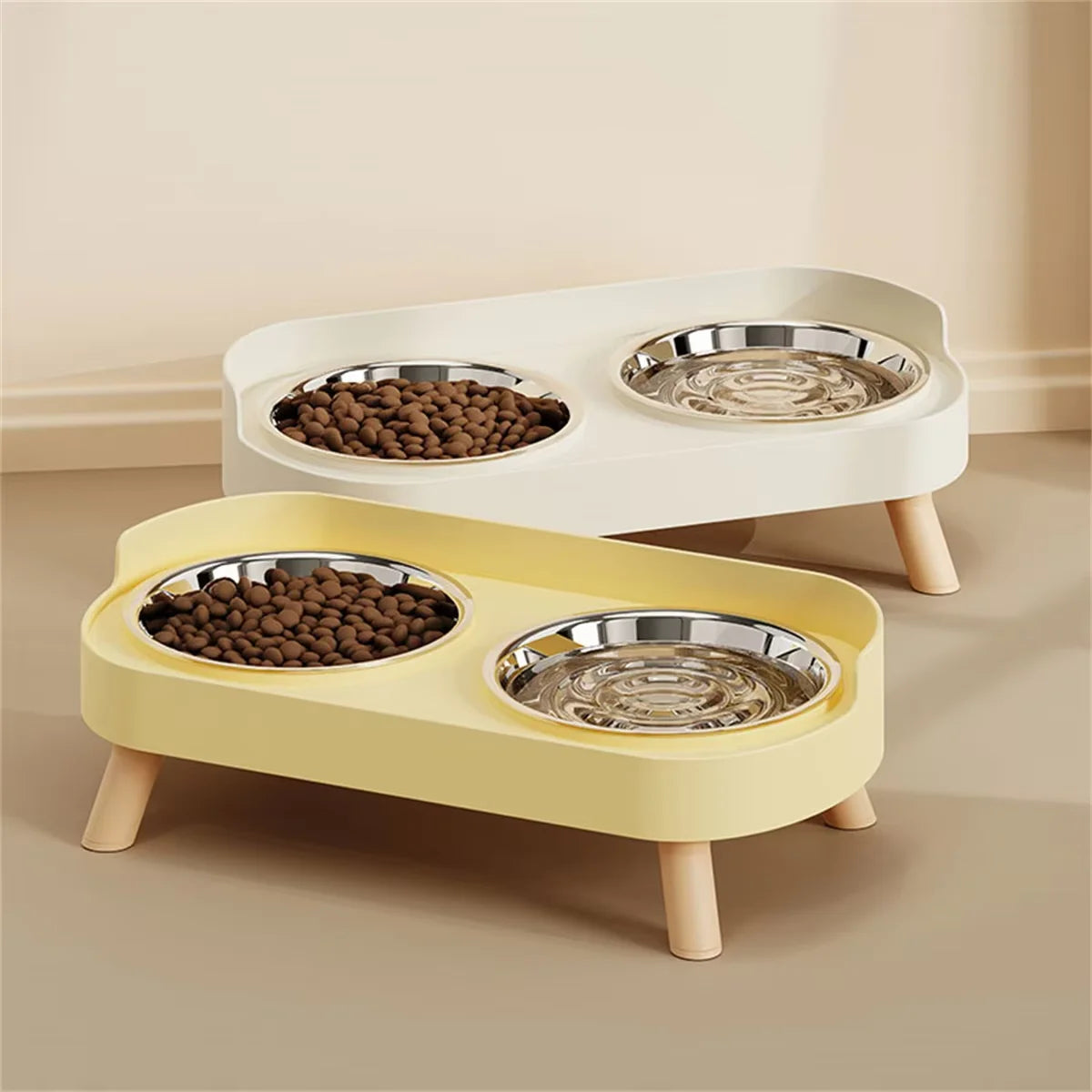 Gamelle pour plusieurs chiot blanc et jaune Image