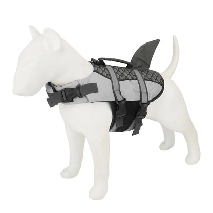 Gilet de sauvetage pour les chiens en forme de requin de couleur noir et gris. Image produit Boutiquechien