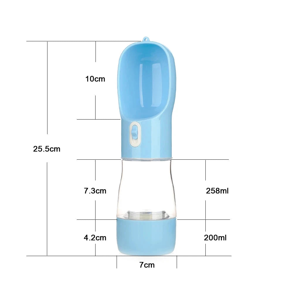 Gourde portable de couleur Bleau avec toutes les dimensions de la gourde. La gourde fait 25.5cm de long parfait pour un transport facilité. Image produit boutiquechien