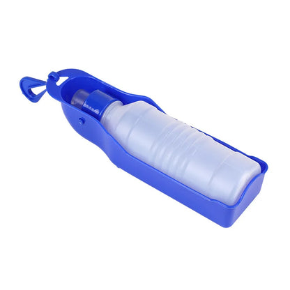grande gourde d'eau pour chien de couleur bleu. Gamelle intégré à la gourde, parfait pour hydrater son chien. Image produit Boutiquechien