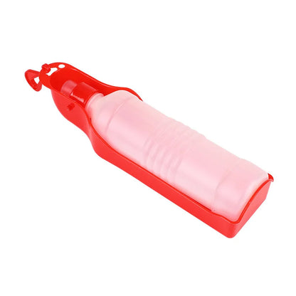 grande gourde d'eau pour chien de couleur rouge. Gamelle intégré à la gourde, parfait pour hydrater son chien. Image produit Boutiquechien
