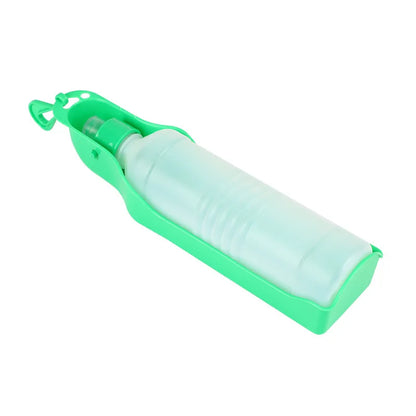 grande gourde d'eau pour chien de couleur verte. Gamelle intégré à la gourde, parfait pour hydrater son chien. Image produit Boutiquechien