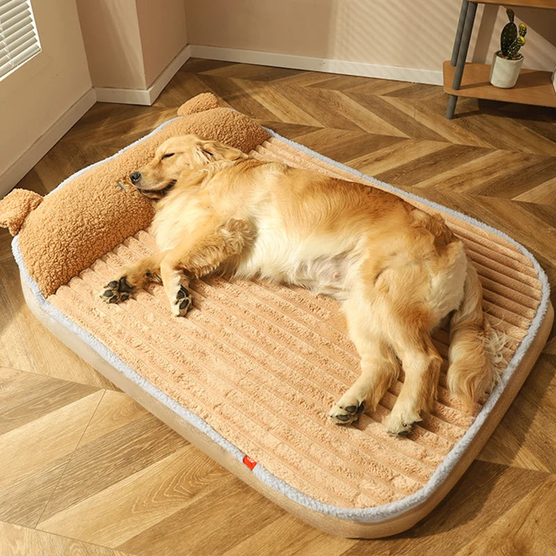 grand chien dormant sur son panier xxl moelleux et doux pour chien. Le grand panier possède une doublure douce sur l'oreiller pour chien de boutiquechien