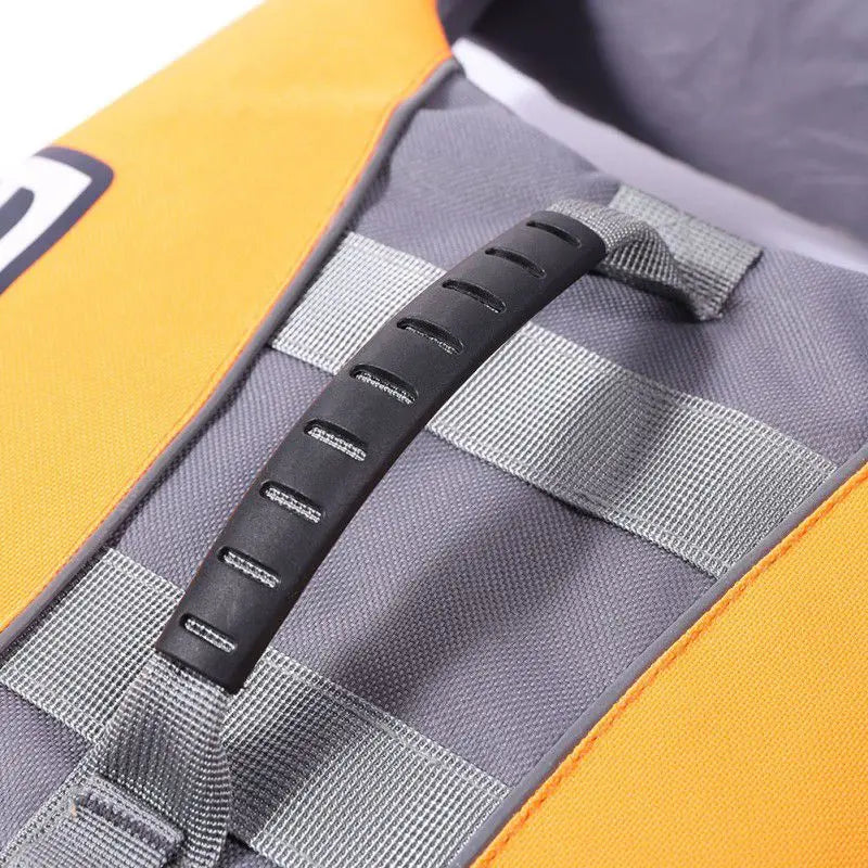 Harnais chien orange et gris avec une  poigne noir et gris sur le dos du gilet de sauvetage. Image produit Boutiquechien