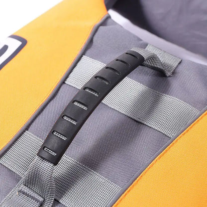 Harnais chien orange et gris avec une  poigne noir et gris sur le dos du gilet de sauvetage. Image produit Boutiquechien