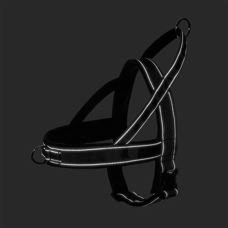 Harnais anti traction de couleur noir réfléchissant. Le harnais anti traction est parfait pour maintenir son chien. Image produit Boutiquechien