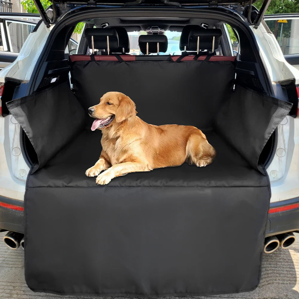 Housse protection pour chien voiture  avec gros chien brun dans coffre 
