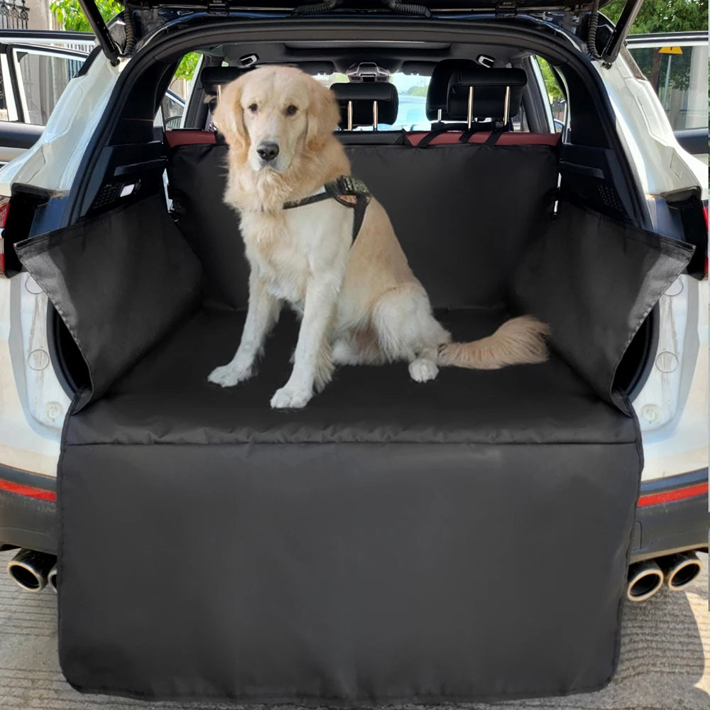 Housse protection pour chien voiture avec gros chien blanc dans le coffre d'une voiture 