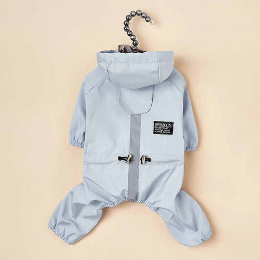 Imper pour chien de couleur pour petit chine sur un ceintre. Image produit Boutiquechien