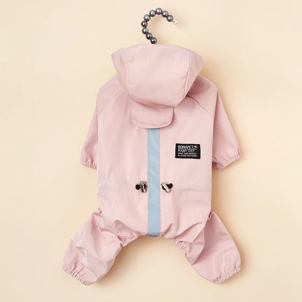 Imper pour chien de couleur pour petit chine sur un ceintre. Image produit Boutiquechien