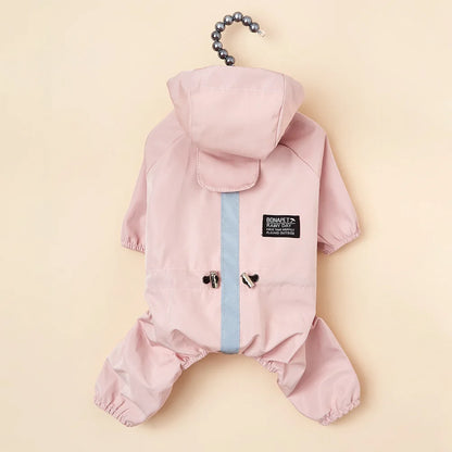 Imper pour chien de couleur pour petit chine sur un ceintre. Image produit Boutiquechien