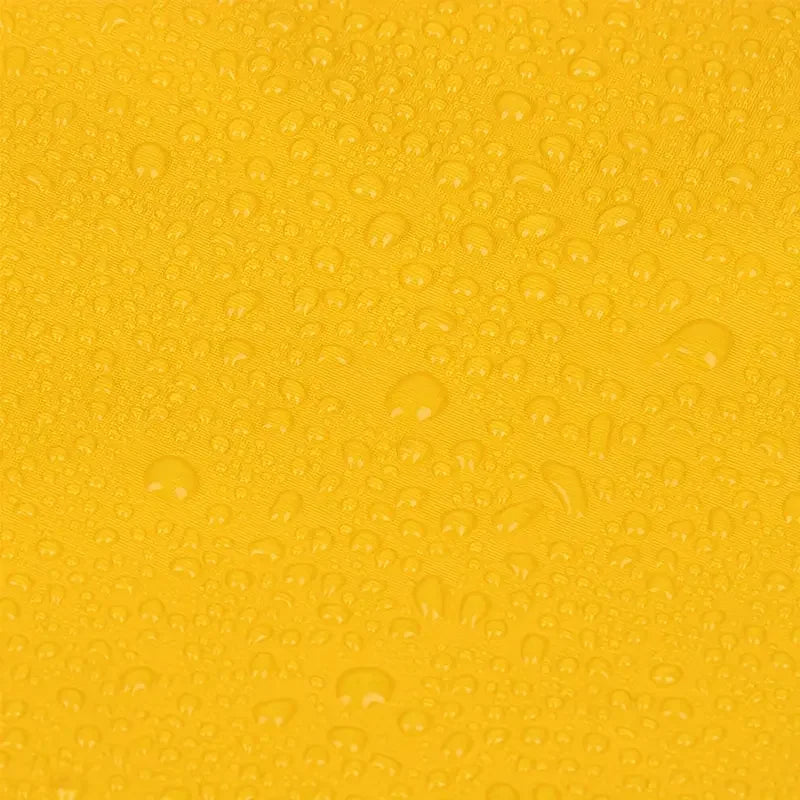 Imper pour chien de couleur jaune avec des goutes montrant l'imperméabilité du produit. image produit Boutiquechien