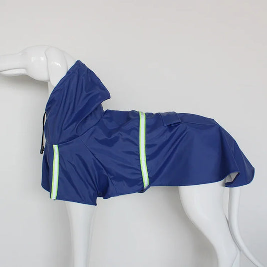 Imperméable pour chien de couleur bleu avec des bandes réfléchissante sur un mannequin chien blanc. Image produit Boutiquechien