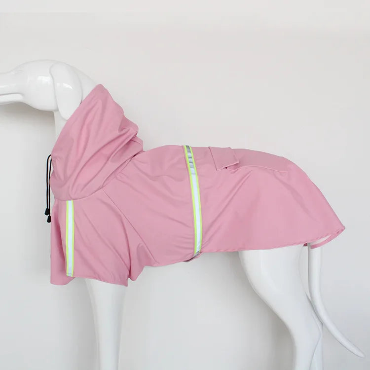 Imperméable pour chien de couleur rose avec des bandes réfléchissante sur un mannequin chien blanc. Image produit Boutiquechien