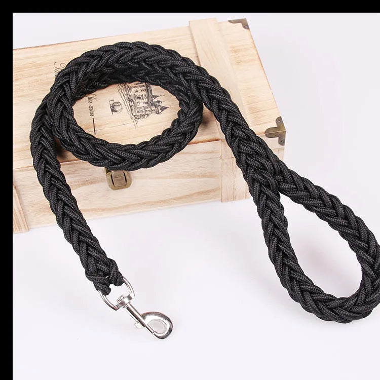 Laisse corde gros chien noir mis en valeur