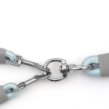 laisse double chiot résistant durable de couleur bleu et gris. Laisse parfait pour promener deux chiens avec les poignées rembourré. Image produit Boutiquechien 