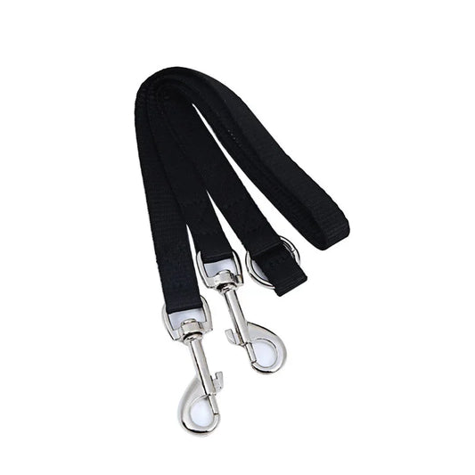 extension de laisse pour chien de couleur noir fais en nylon. Cette extension est de couleur rouge pour deux chiens. Cette extension est résistante. Image produit Boutiquechien