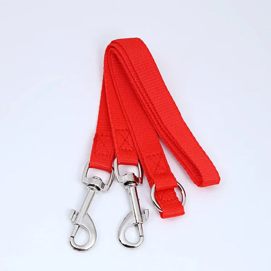 extension de laisse pour chien de couleur rouge fais en nylon. Cette extension est de couleur rouge pour deux chiens. Cette extension est résistante. Image produit Boutiquechien