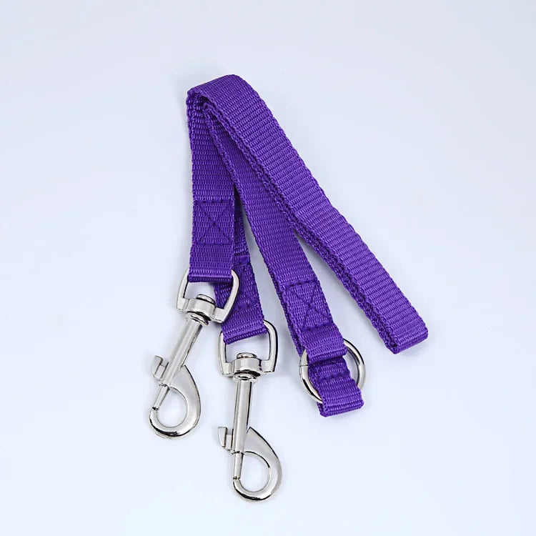 extension de laisse pour chien de couleur violet fais en nylon. Cette extension est de couleur rouge pour deux chiens. Cette extension est résistante. Image produit Boutiquechien