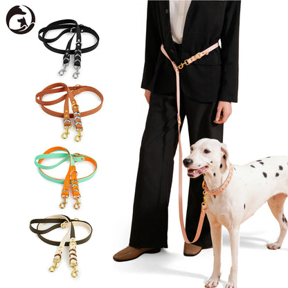 laisse lasso pour chien design. Avec une femme élégante habillé en noir en tenant son chien avec la laisse lasso en caoutchouc rose. Image produit Boutiquechien