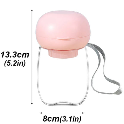 Mini gourde pour chien de couleur rose avec une capacité total de 300Ml. L'image montre les dimensions total de ce produit. De plus cette mini gourde possède une lanière pour tenir plus facilement la petite gourde. Image produit Boutiquechien