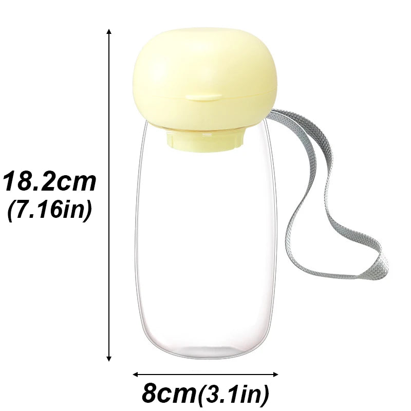 Mini gourde pour chien de couleur jaune avec une capacité total de 500Ml. L'image montre les dimensions total de ce produit. De plus cette mini gourde possède une lanière pour tenir plus facilement la petite gourde. Image produit Boutiquechien