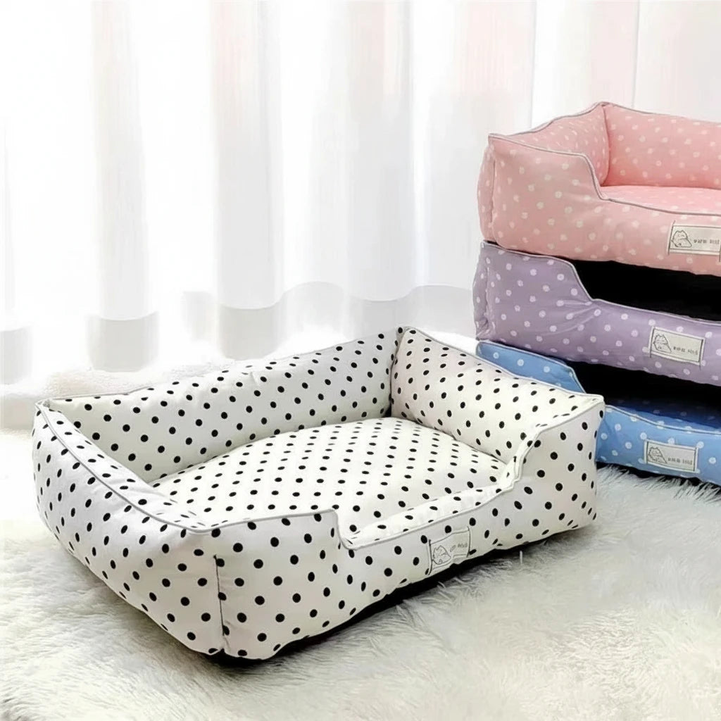 panier à pois de couleur blanc et noir avec en fond des autres paniers