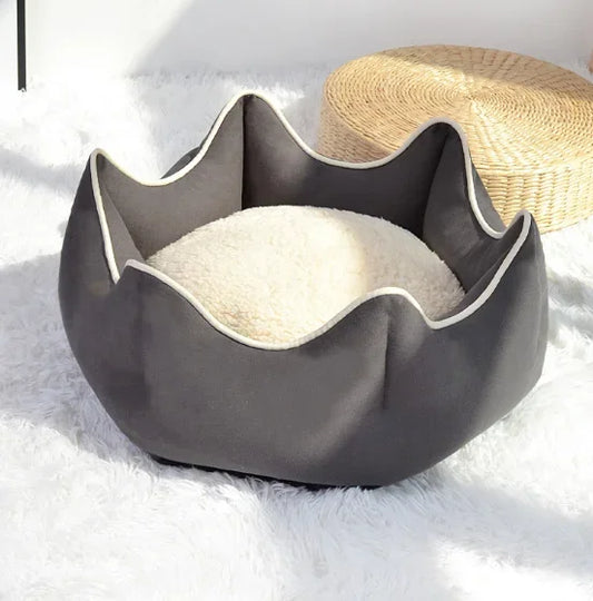 Panier pour chien design et élégant de couleur gris et blanc rembourré. Image produit Boutiquechien