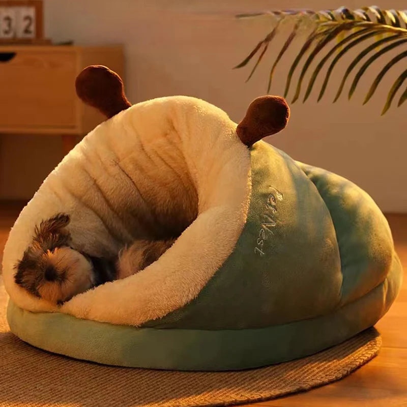 Panier chien de couleur vert et blanc de nuit. Le panier chien est posé dans un salon de couleur claire avec sur le côté une plante verte. Le chien de couleur foncé et claire couché dedans. Image produit Boutiquechien